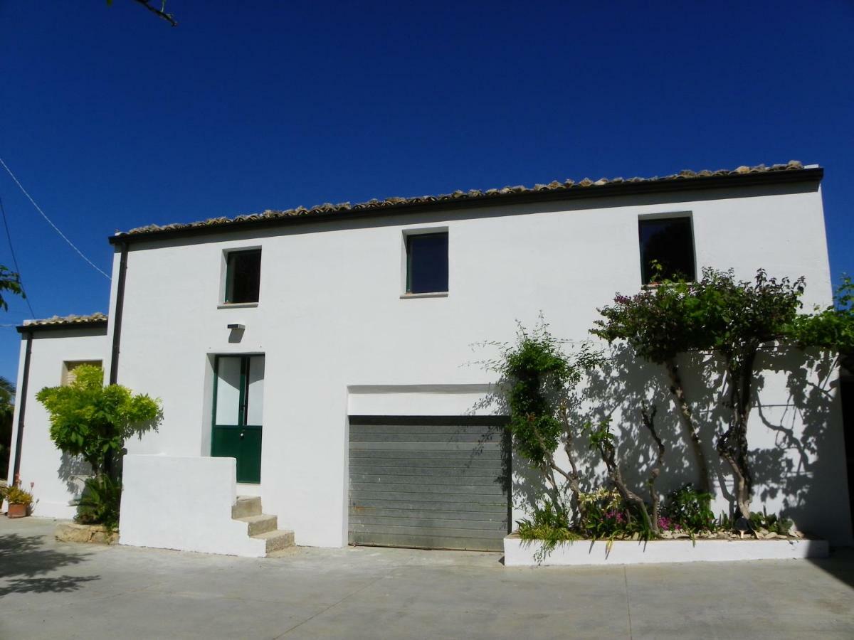 Dabbanna Guest House Chiaramonte Gulfi Bagian luar foto