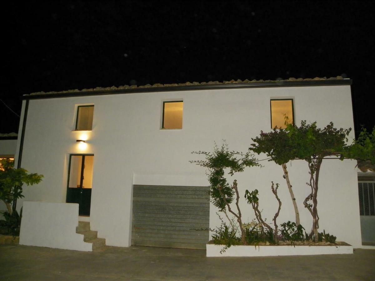 Dabbanna Guest House Chiaramonte Gulfi Bagian luar foto