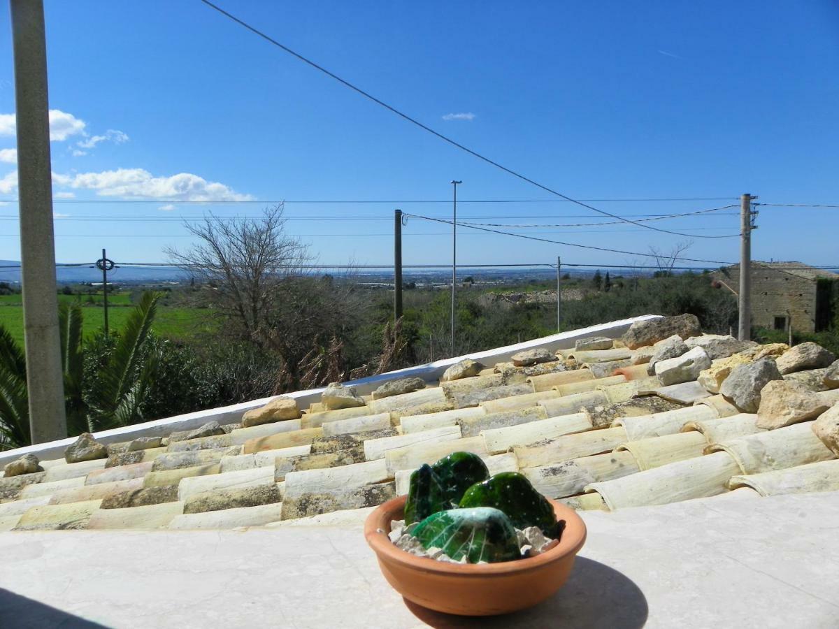 Dabbanna Guest House Chiaramonte Gulfi Bagian luar foto