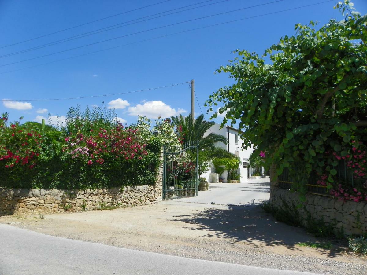 Dabbanna Guest House Chiaramonte Gulfi Bagian luar foto